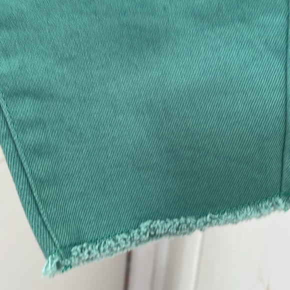 Size 6 jeans vineyard vines green jeans with frayed bottom. Great condition - Picture 4 of 4